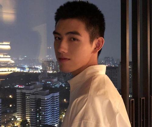 娱乐圈双男主 吃瓜最新事件爆料 社会热点事件素材,吃瓜热议，最新事件揭秘社会热点